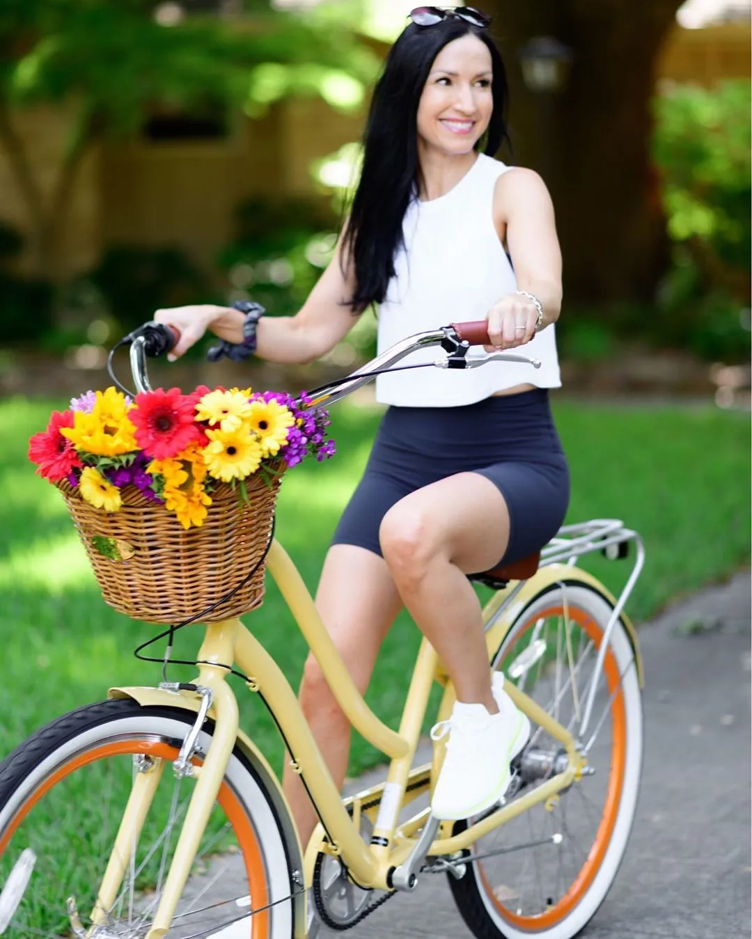 sixthreezero EVRYjourney Deluxe Women's 26" 7-Speed Touring Hybrid Bicycle w/ Integrated Lock, Basket, Light