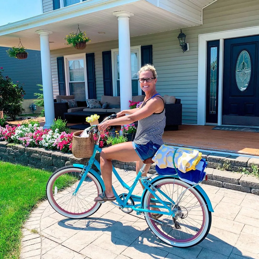 sixthreezero EVRYjourney Deluxe Women's 26" 7-Speed Touring Hybrid Bicycle w/ Integrated Lock, Basket, Light