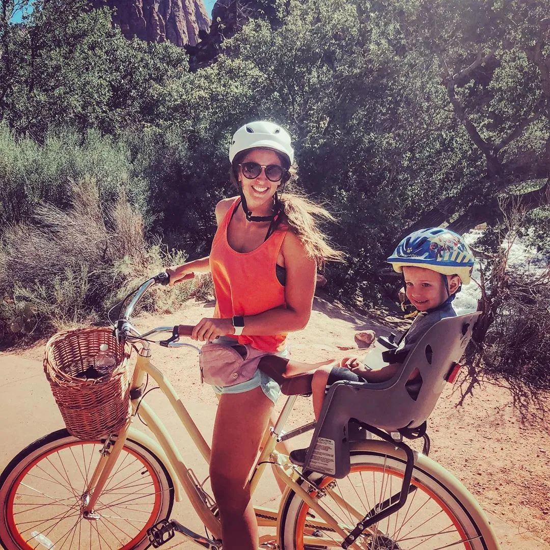 sixthreezero EVRYjourney Deluxe Women's 26" 7-Speed Touring Hybrid Bicycle w/ Integrated Lock, Basket, Light