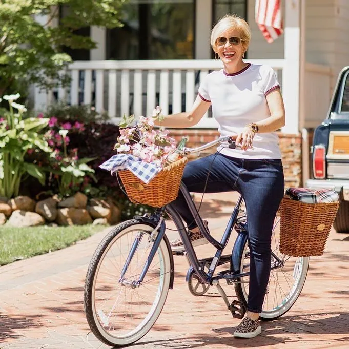 sixthreezero EVRYjourney Deluxe Women's 26" 7-Speed Touring Hybrid Bicycle w/ Integrated Lock, Basket, Light